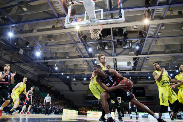 球队向他抛 球队向他抛